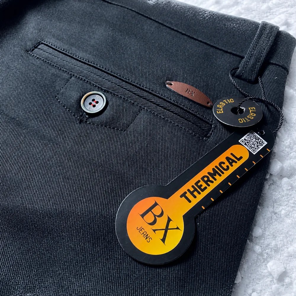 Detalle de la etiqueta THERMICAL en pantalón chino